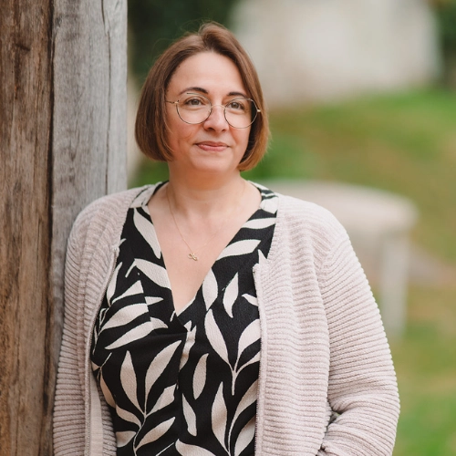 Portrait de Nathalie, praticienne en étiothérapie et soins énergétiques. Dirigeante d'Eliantha
